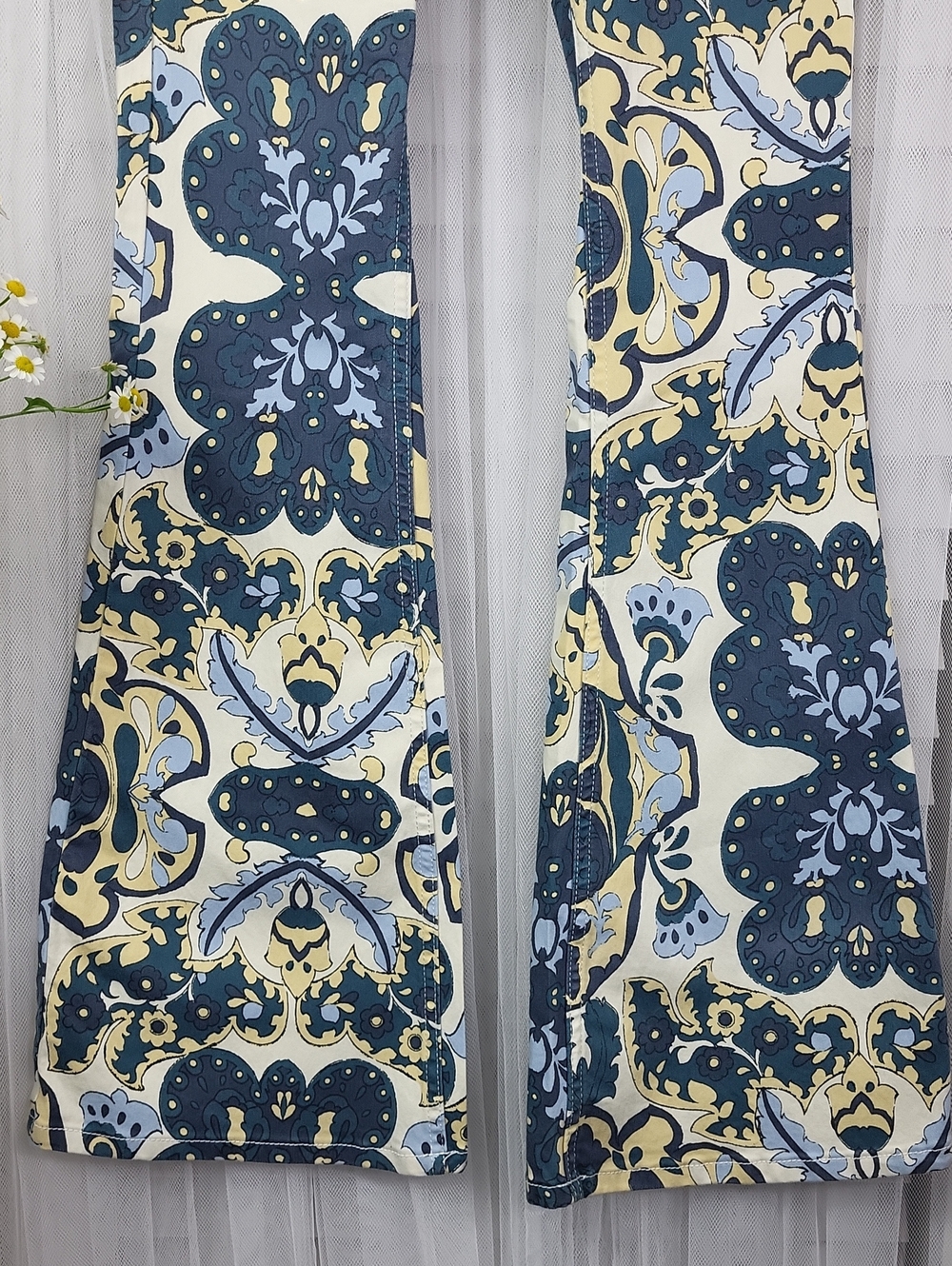 We The Free Jeans Multicolor Paisley Floral Mid Rise Flare Stretch. Size 25 - Picture 9 of 14